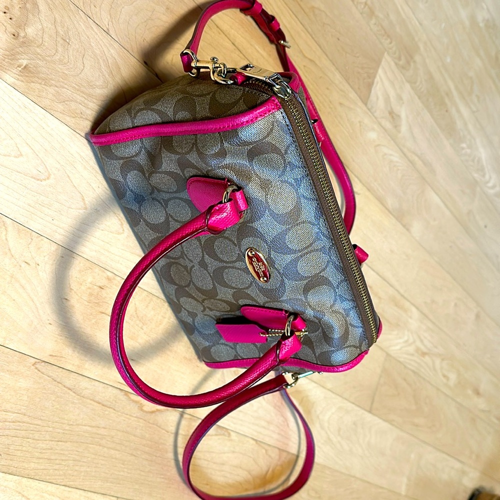 New coach crossbody, classic color with pink liner
